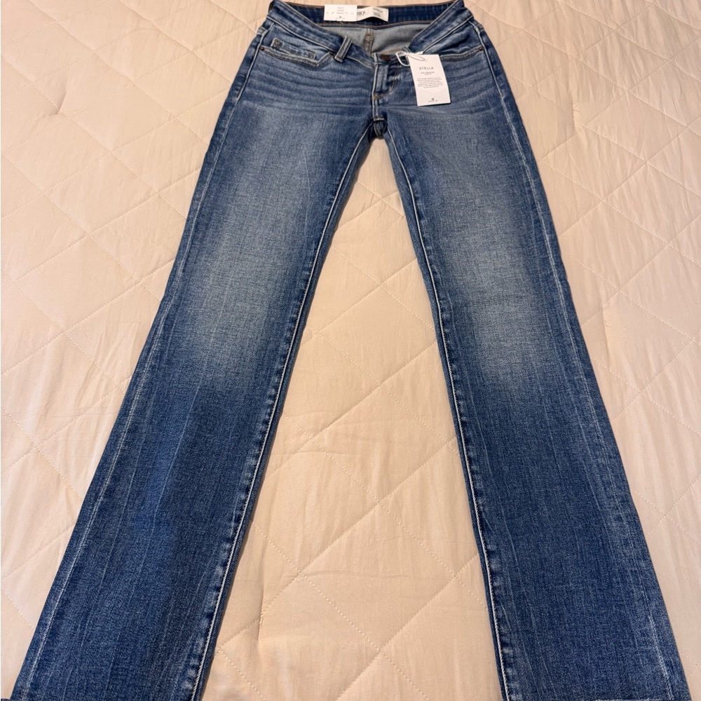 Buckle Women’s Straight Stretch Jeans in Blue